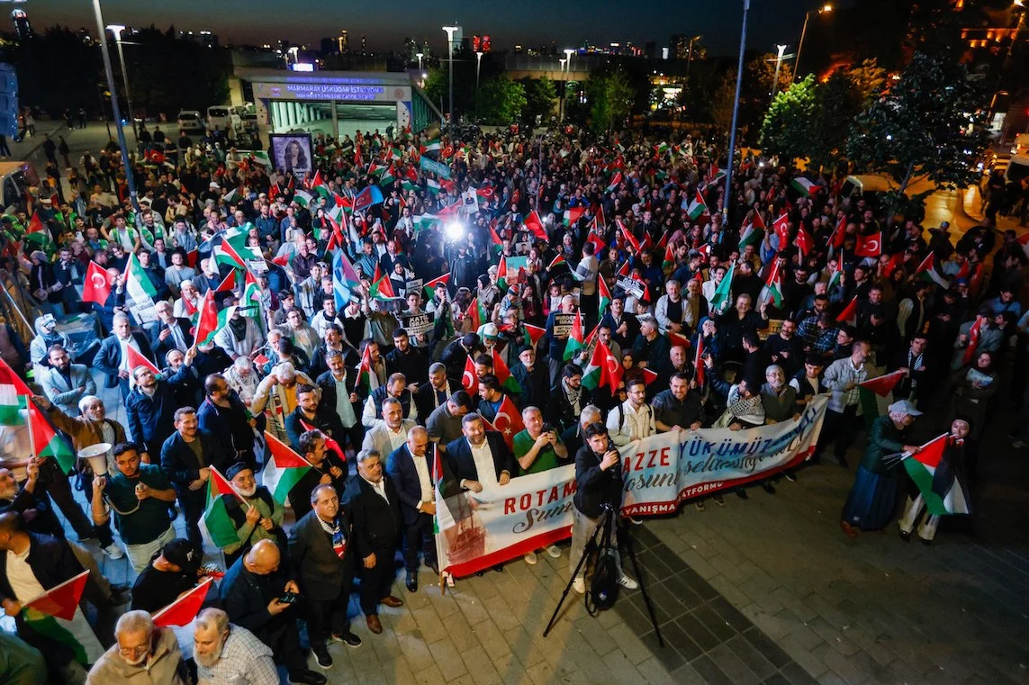 Üsküdar’da filo baskını protesto edildi: binlerce kişi meydanları doldurdu