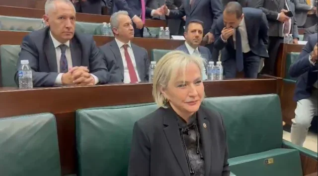 AK Parti'ye katılan Nimet Özdemir kimdir, ne iş yapıyor? Siyasi kariyeri