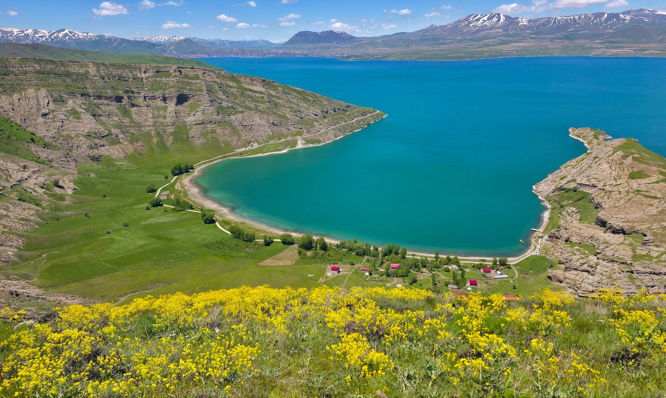 Van Gölü kıyısında görülecek yerler…