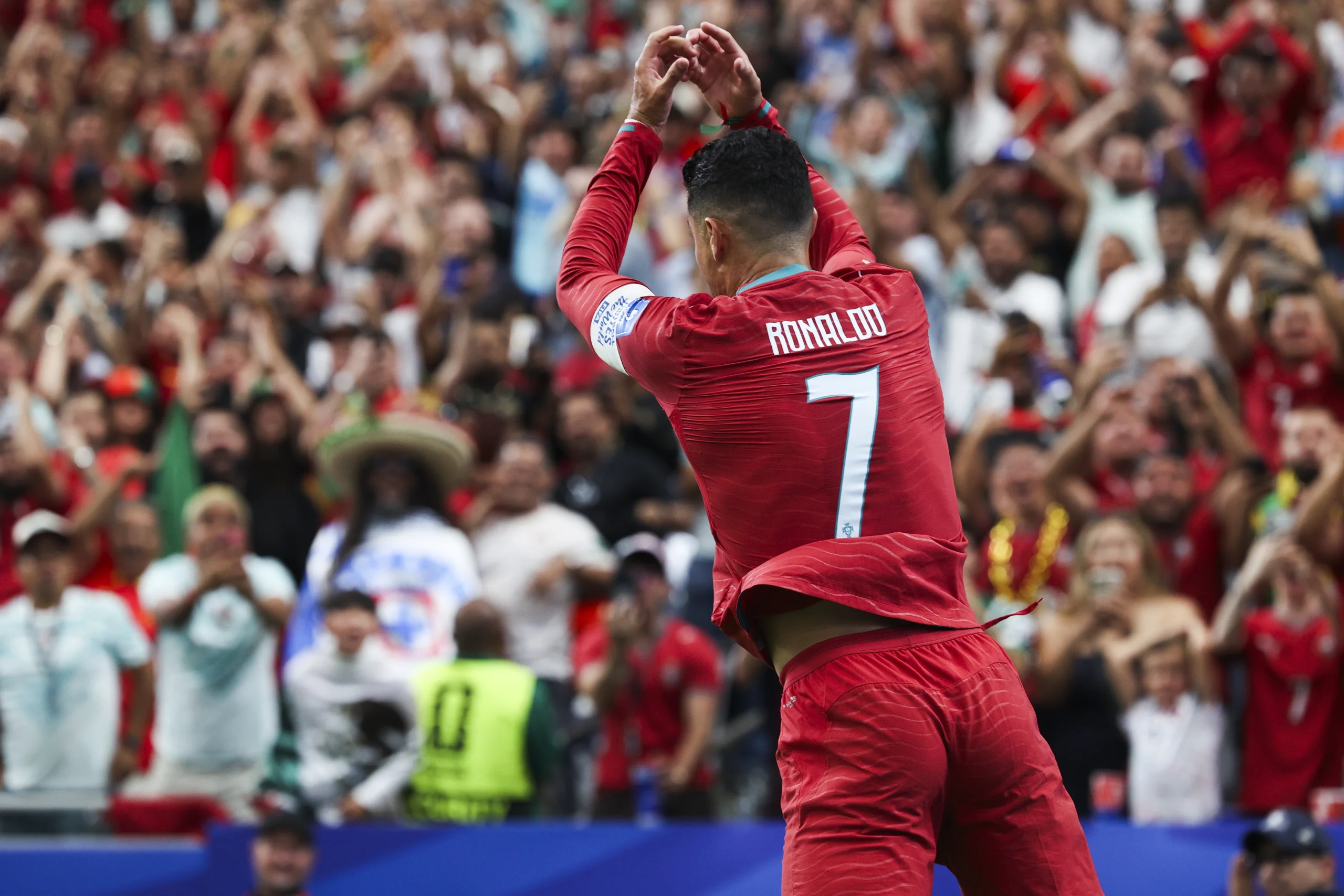 Dünya Kupası'nda Ronaldo rüzgarı!.. Özbekistan'ı 5 golle geçtiler...