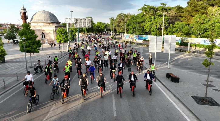 Başkan Altay binlerce sporseverle birlikte pedal çevirdi