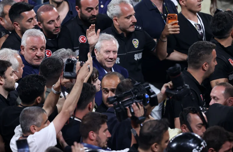 Fenerbahçe'nin yeni Başkanı Aziz Yıldırım: "Sözümüz Söz, Şampiyonluk"