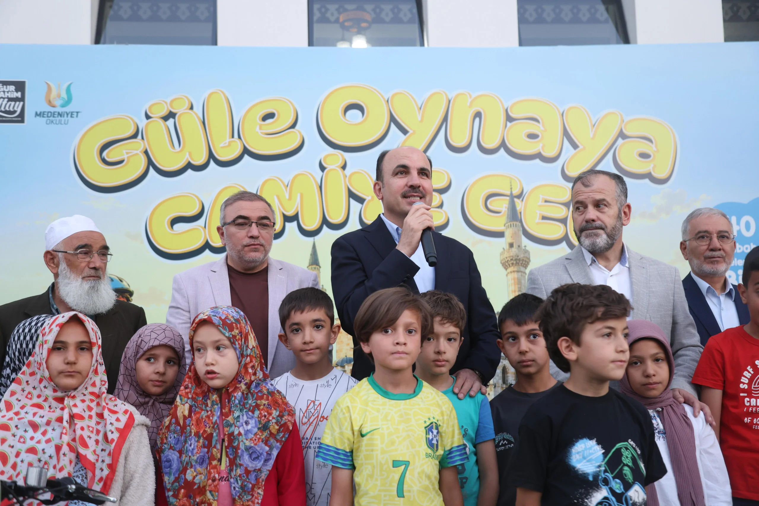 Başkan Altay camileri dolduran çocuklarla buluştu