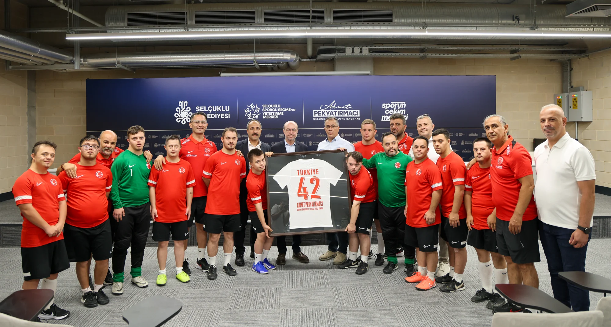 Başkan Pekyatırmacı, down sendromlu  Futsal Milli Takımı ile bir ara geldi