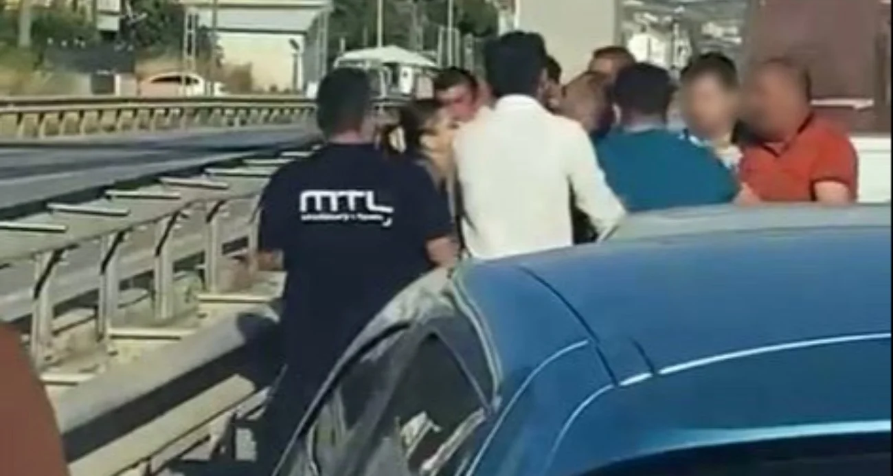 Büyükçekmece'de E-5'te yol kavgası! Tekme tokat birbirine girdiler