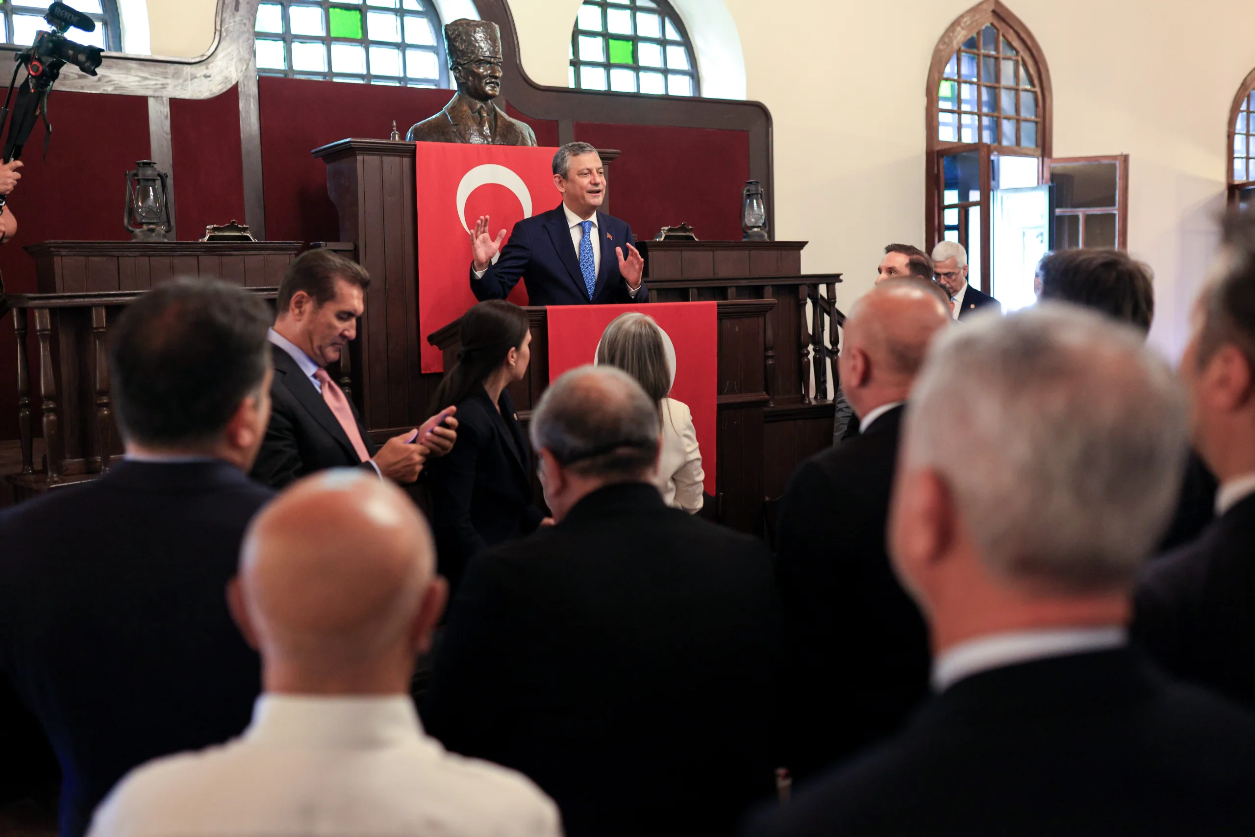 CHP'de tarihi kopuş: Özgür Özel liderliğinde YENİ Parti Meclis'te