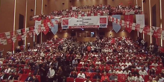 chp-toreninde-figuran-iddiasi-gursel-tekin-kulliyen-yalan-1.webp