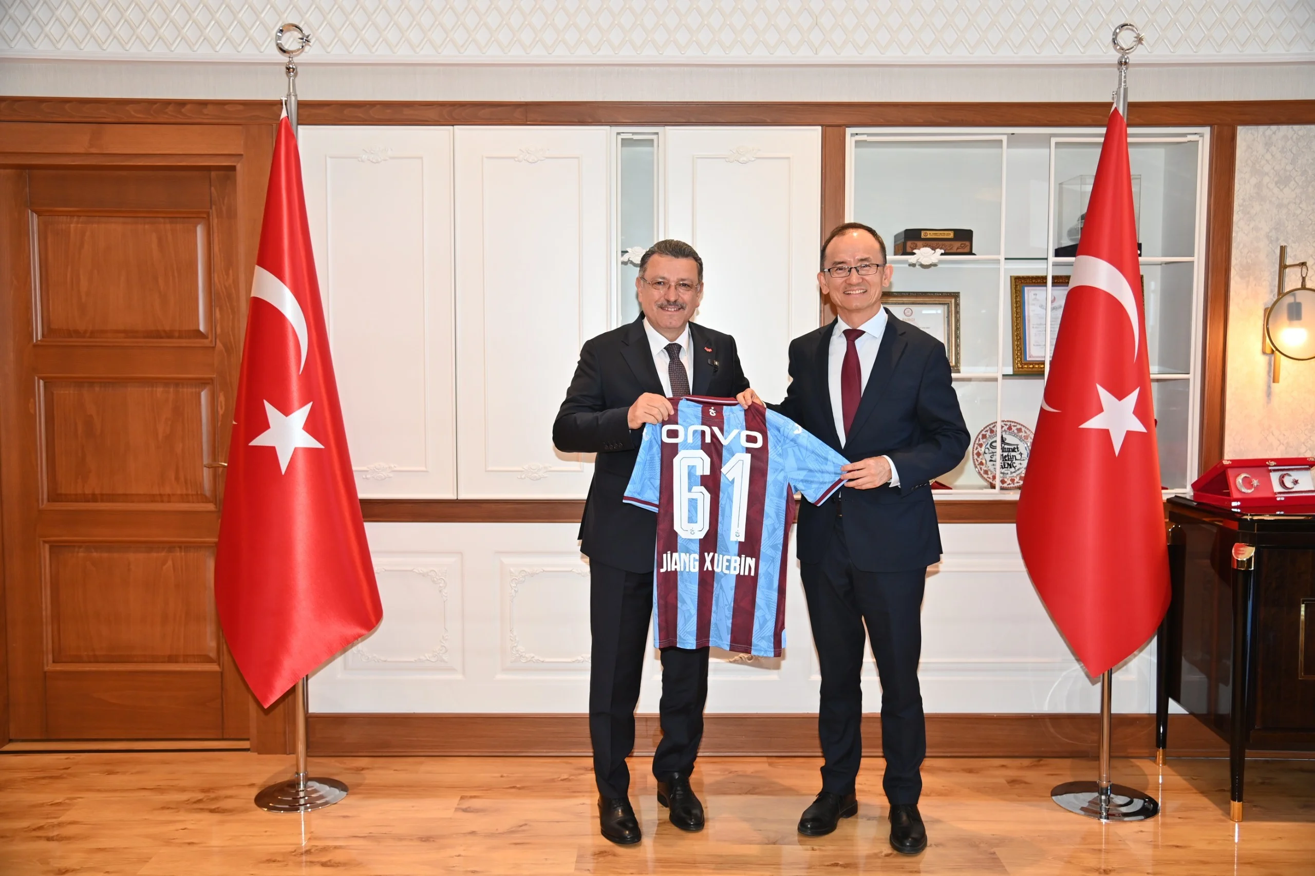 Çinli Büyükelçi'den Trabzonspor formasıyla poz!