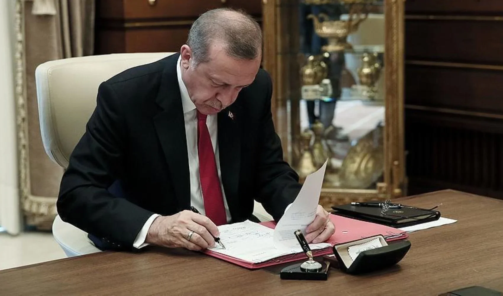 Cumhurbaşkanı Erdoğan'dan kritik atamalar! İşte görevden alınanlar ve yeni isimler