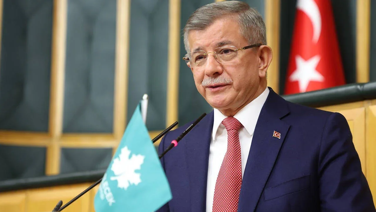 Davutoğlu'nun kararı akıllara o soruyu getirdi: Türkiye'de kendini fesheden siyasi partiler hangileri?