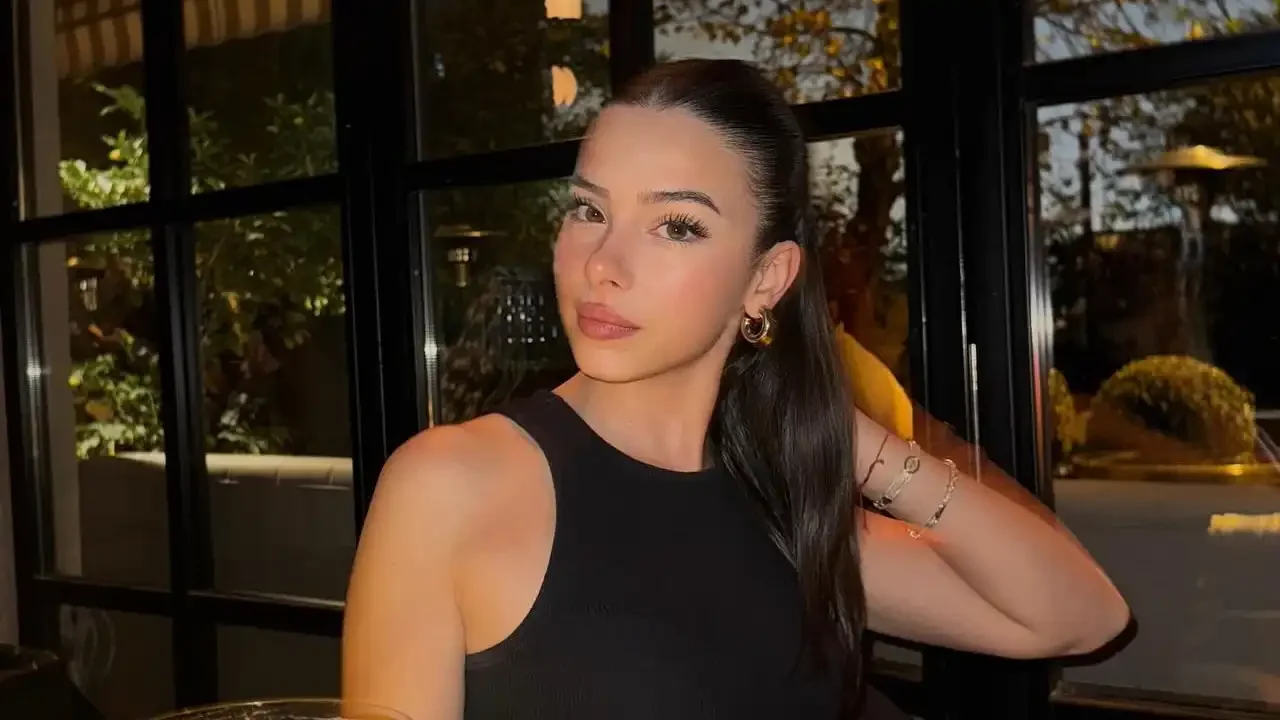 ecem-oz-kimdir-kac-yasinda-sevgilisi-var-mi.webp