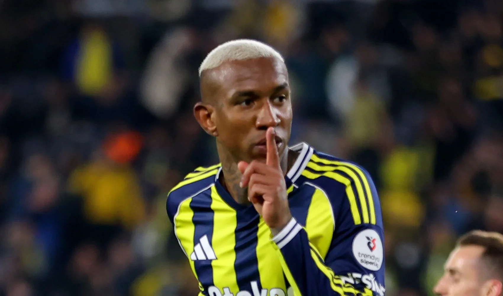fb-transfer-acun-ilicali-el-sikisti-fenerbahce-de-ayriliyor-mu-1.webp