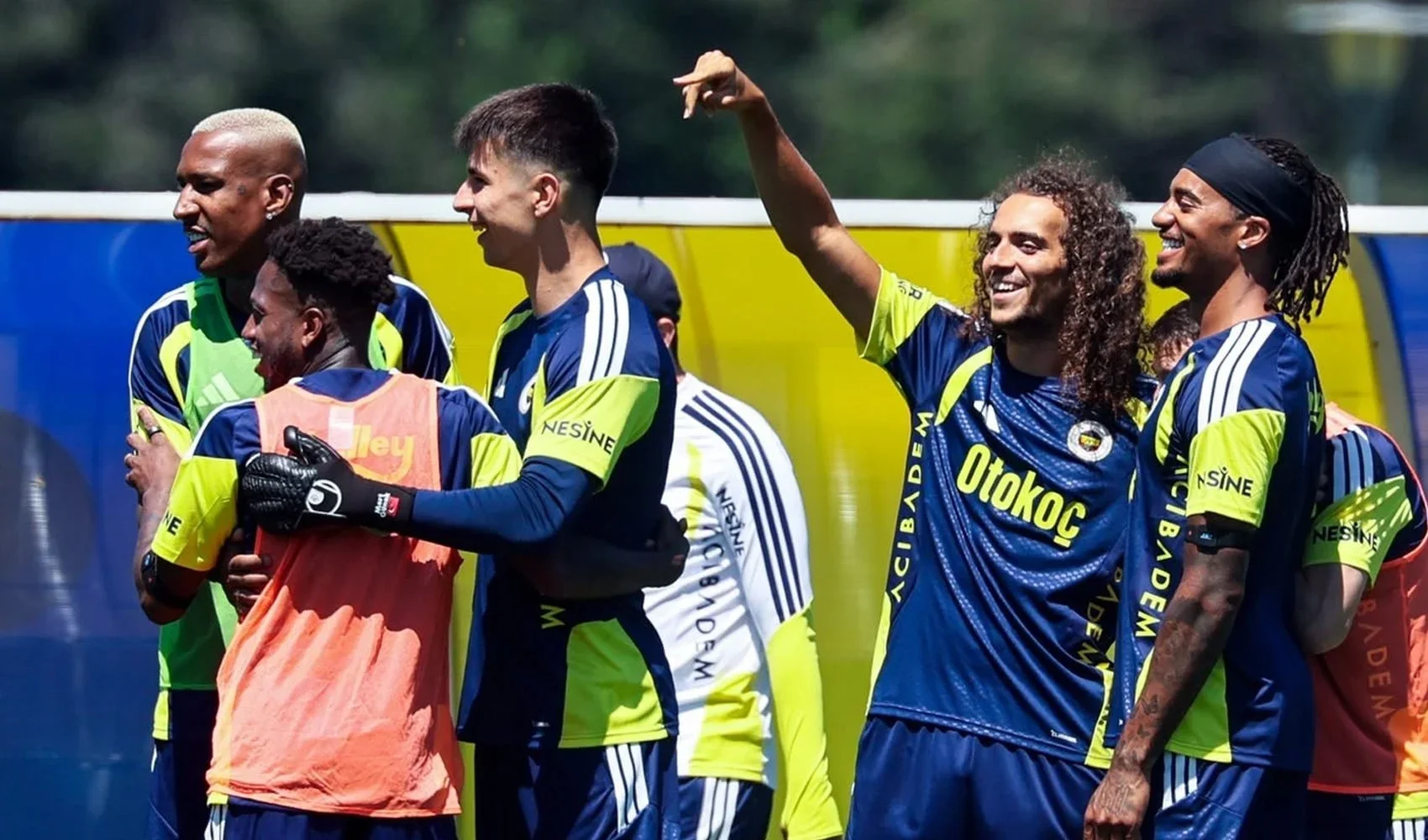 fb-transfer-archie-brown-gidiyor-mu-man-united-ve-chelsea-izliyor-1.webp
