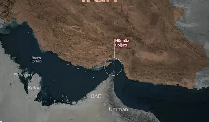 Hürmüz Boğazı'nda petrol tankerinde patlama! Deniz mayınına çarptı