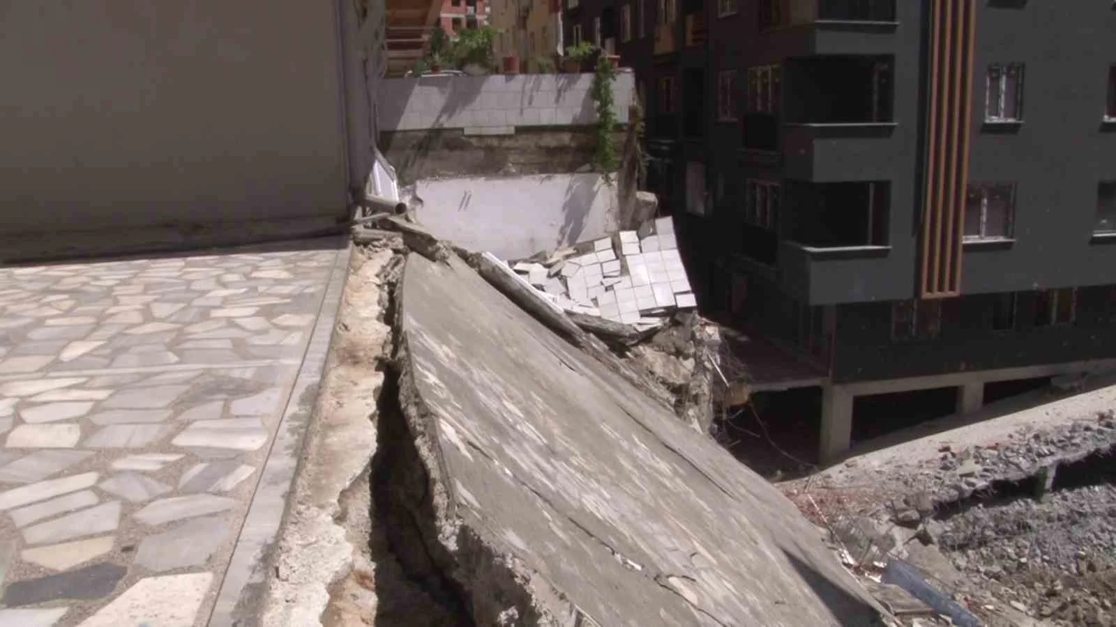 Kağıthane'de korku dolu anlar! Kepçe balkona girdi