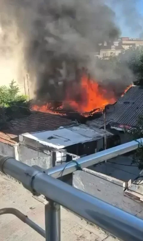 Küçükçekmece'de korkutan yangın: Gecekondu kül oldu, 2 kişi son anda kurtuldu