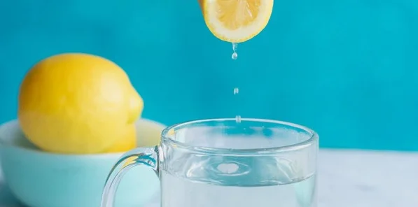 Aç karnına 1 bardak için! Limonlu suyun 8 faydası şaşırttı
