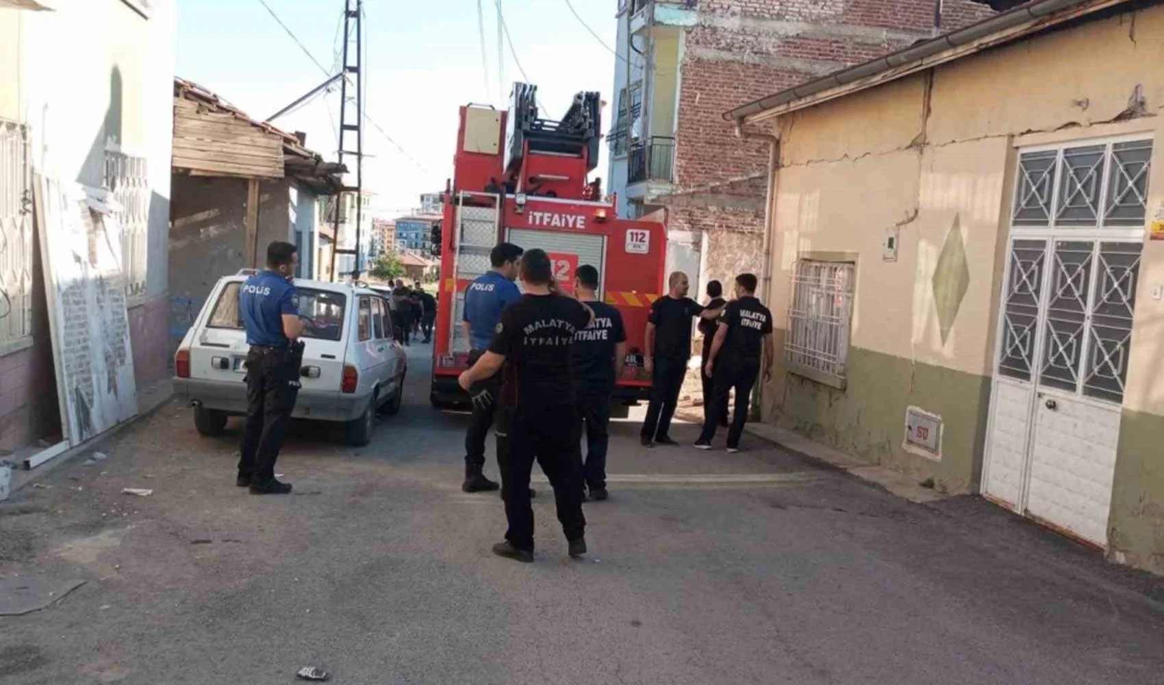 Malatya depreminde göçük! 2 katlı evin duvarı yıkıldı
