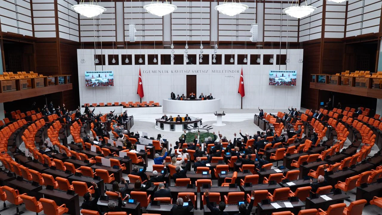 meclis-te-bu-hafta-emekli-maasi-ve-18-yas-alti-suclu-duzenlemesi.webp