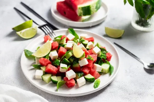 sicak-havalarda-beslenme-rehberi-suyu-tabaginiza-da-ekleyin.webp
