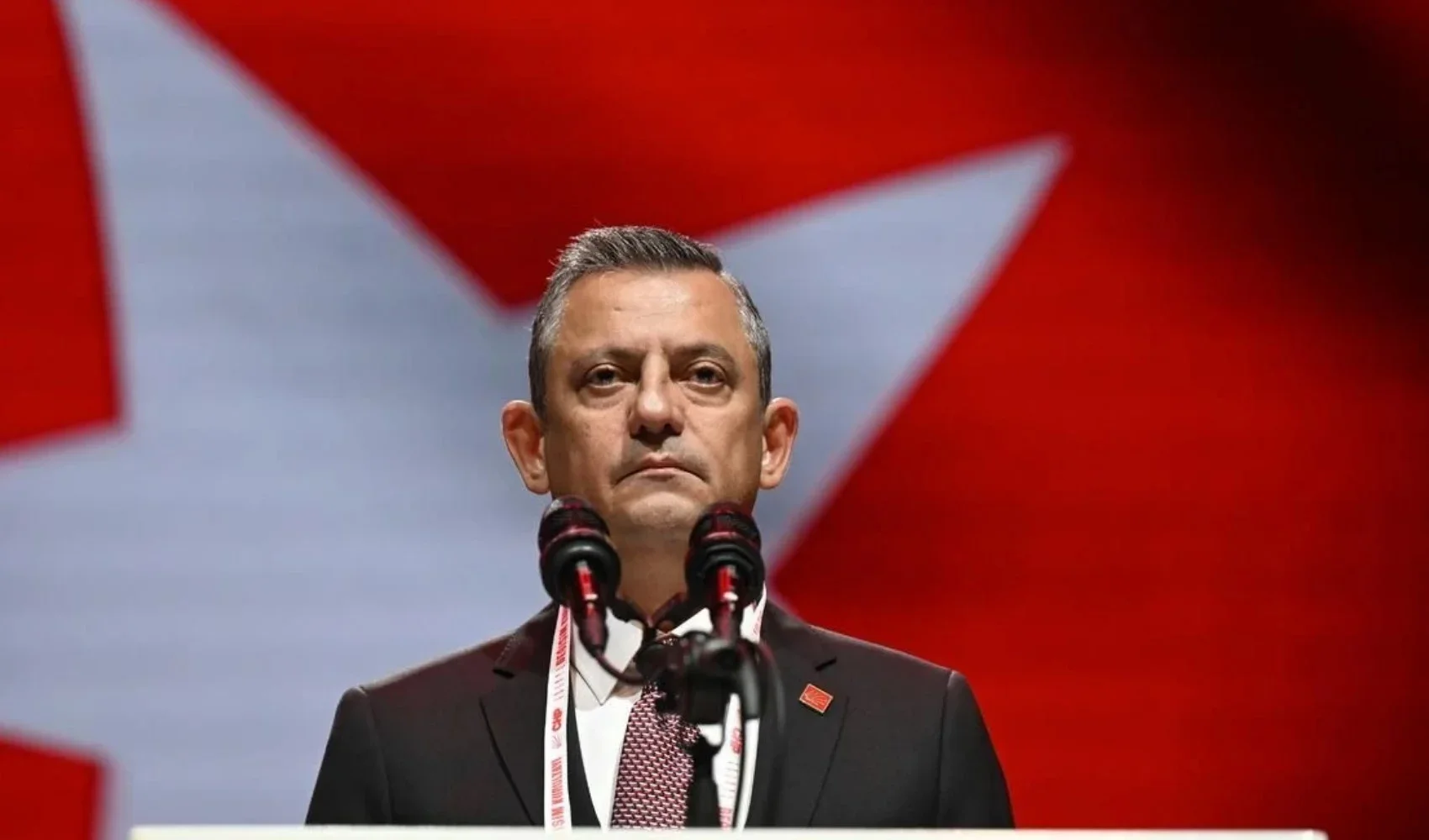 Siyaset dünyası şaşırdı! Özgür Özel'i ilk o tebrik etti