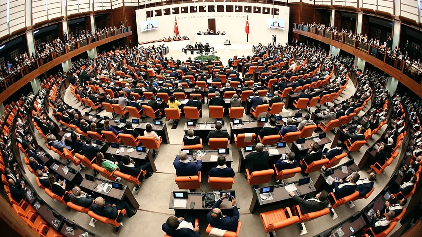 TBMM'deki siyasi denge değişti! İşte partilerin yeni sırası