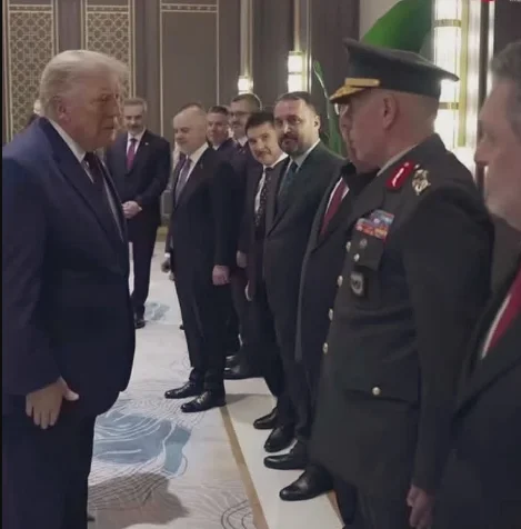 Trump, Oflu komutanı görünce esas duruşa geçti: İşte o anlar!