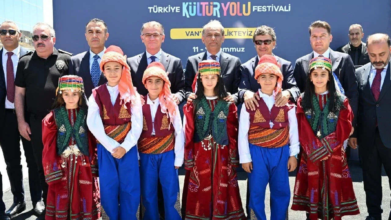 turkiye-kultur-yolu-festivali-van-da-163-etkinlik-basladi.webp