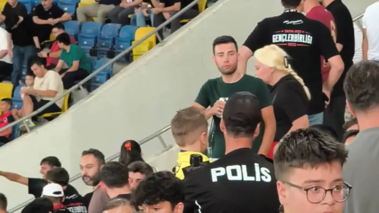 4 yaşındaki çocuğa yaptıklarına bakın! Tribün zorbaları savcılığa tosladı!