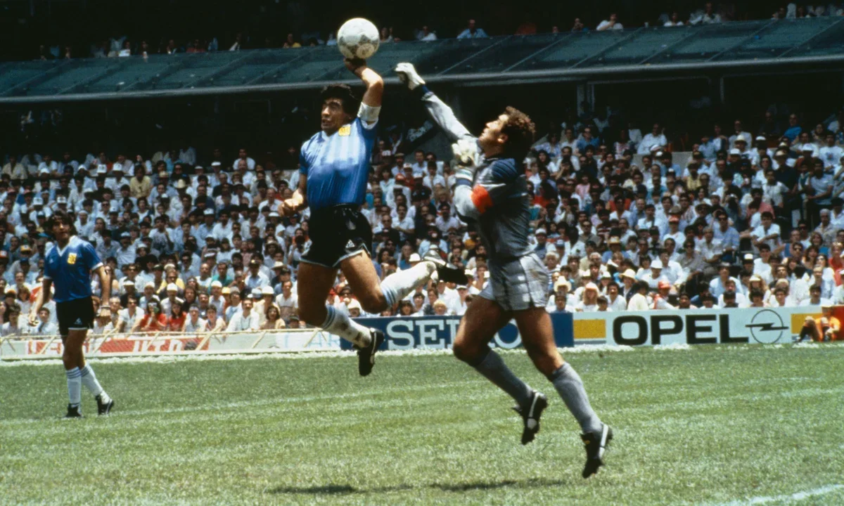 Maradona'nın efsane topu satıldı
