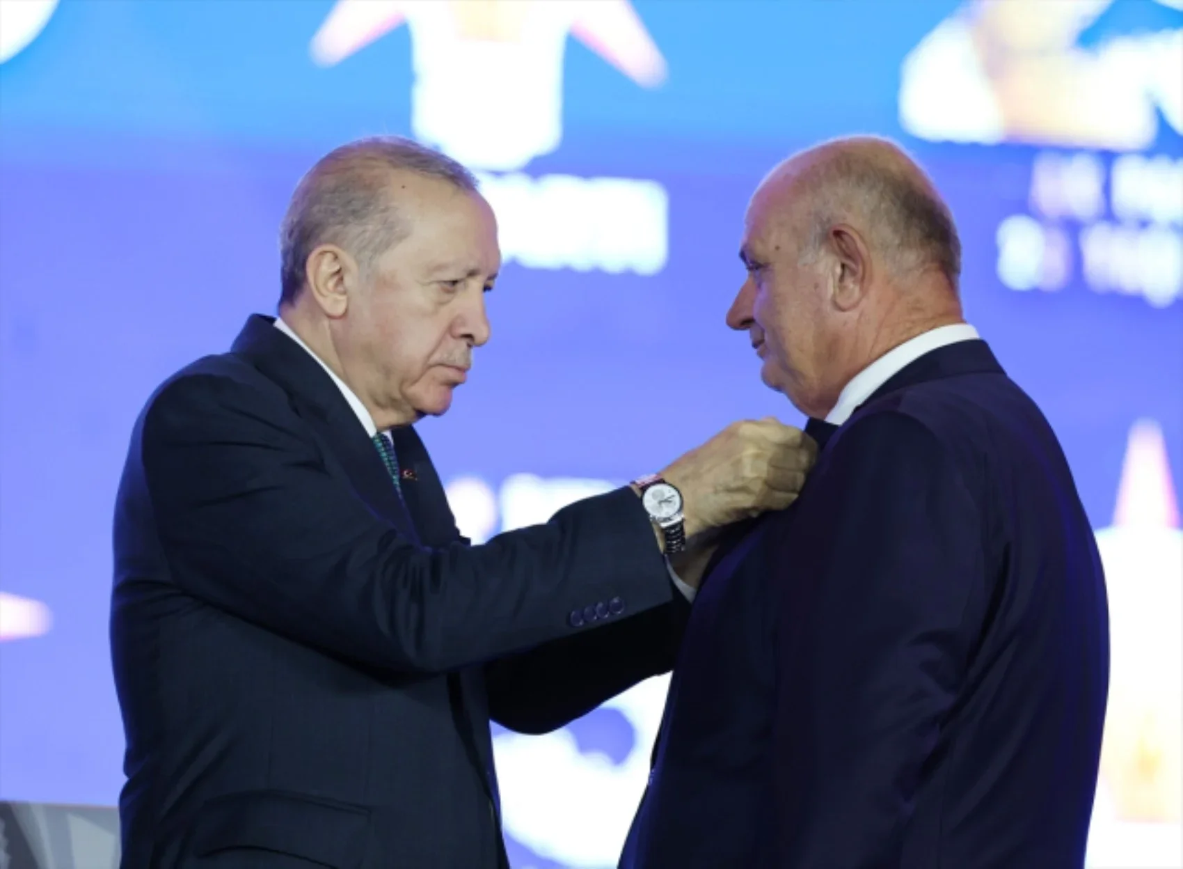 AK Parti'ye 7 belediye başkanı katıldı! Erdoğan rozet taktı