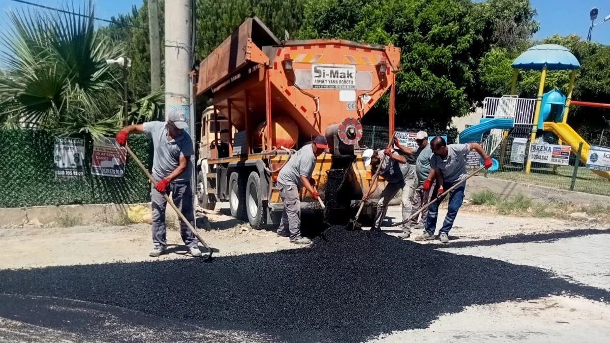 Kuşadası'nda yol bakım ve tamiri