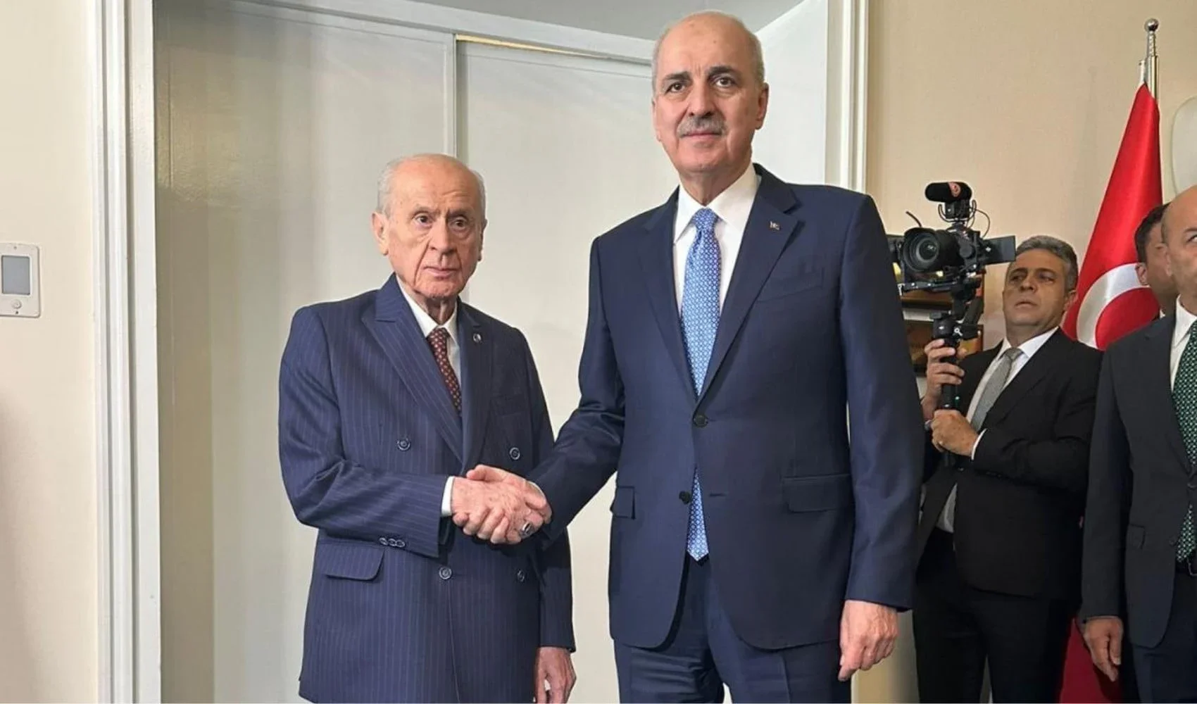 Bahçeli'den Kurtulmuş'a tarihi tablo hediyesi!