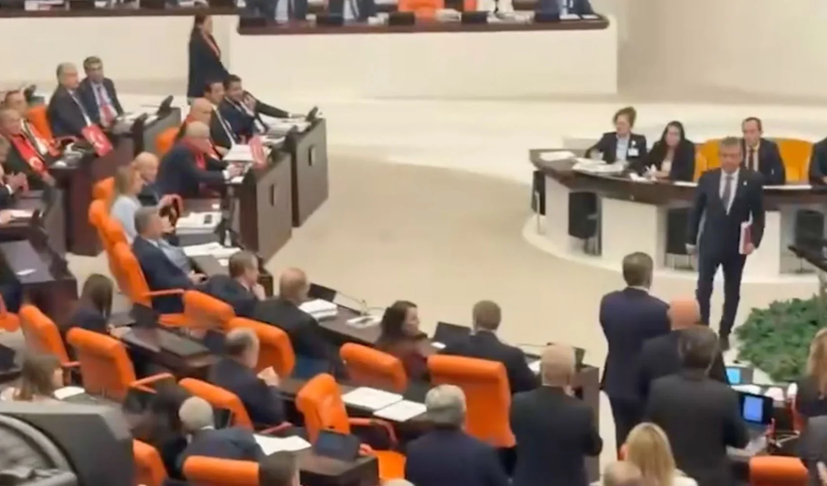 Bahçeli, Özgür Özel'i alkışladı! Çerçeve yasada tarihi an