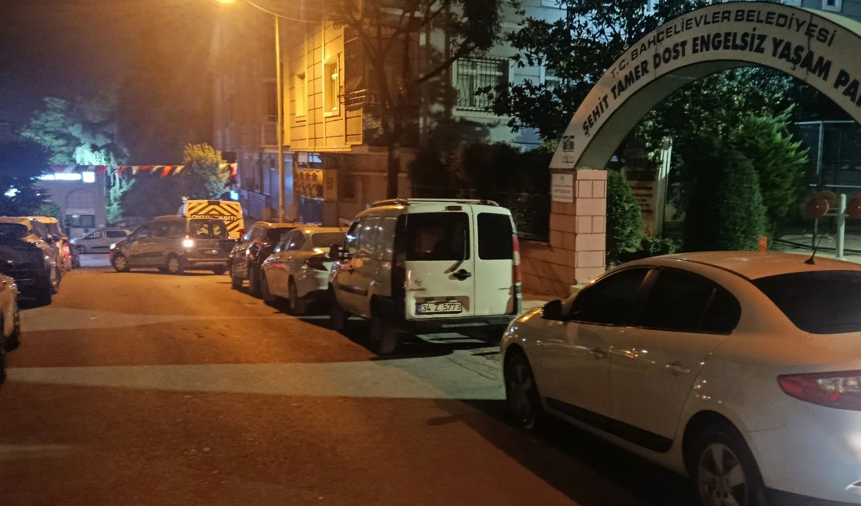 Bahçelievler'de silahlı saldırı! 2 kişiyi bacağından vurdu
