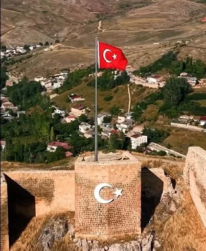 Bayburt Kalesi'nde Türk bayrağı yenilendi!