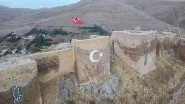 Bayburt Kalesi'nde Türk bayrağı yenilendi!