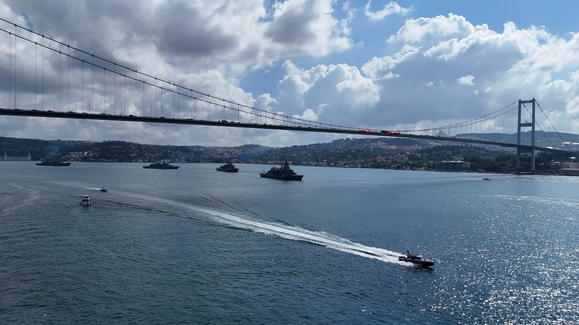 Boğaz'da tüyleri diken diken eden anlar! Görülmemiş 30 Ağustos töreni