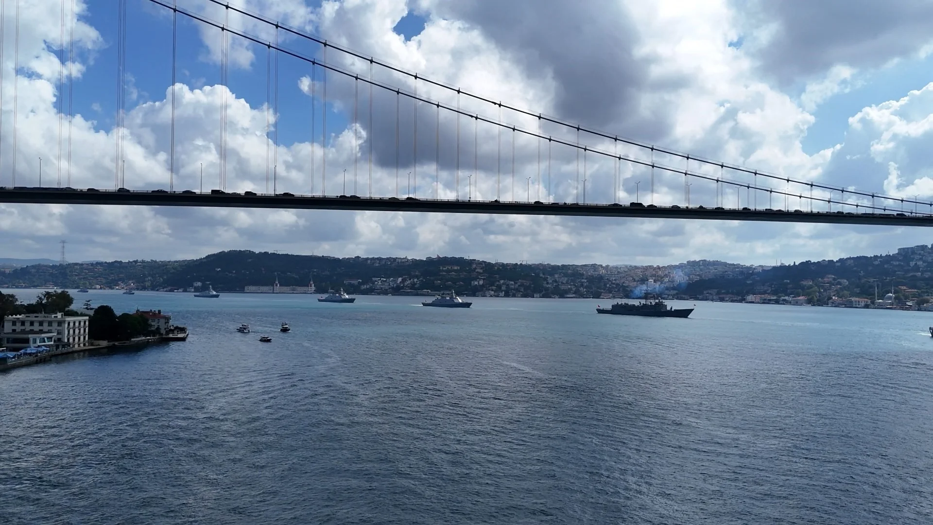 Boğaz'da tüyleri diken diken eden anlar! Görülmemiş 30 Ağustos töreni