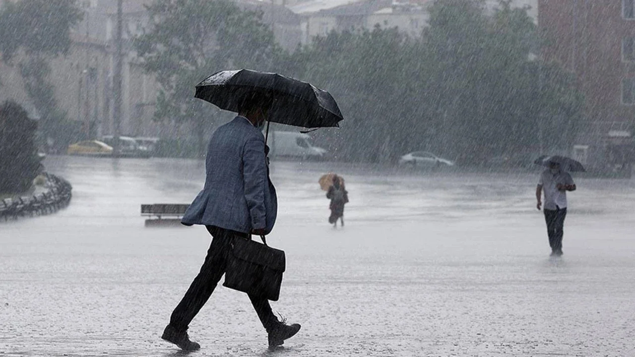 Bugünkü hava durumu: Karadeniz'e sağanak, Ege'ye rüzgar!