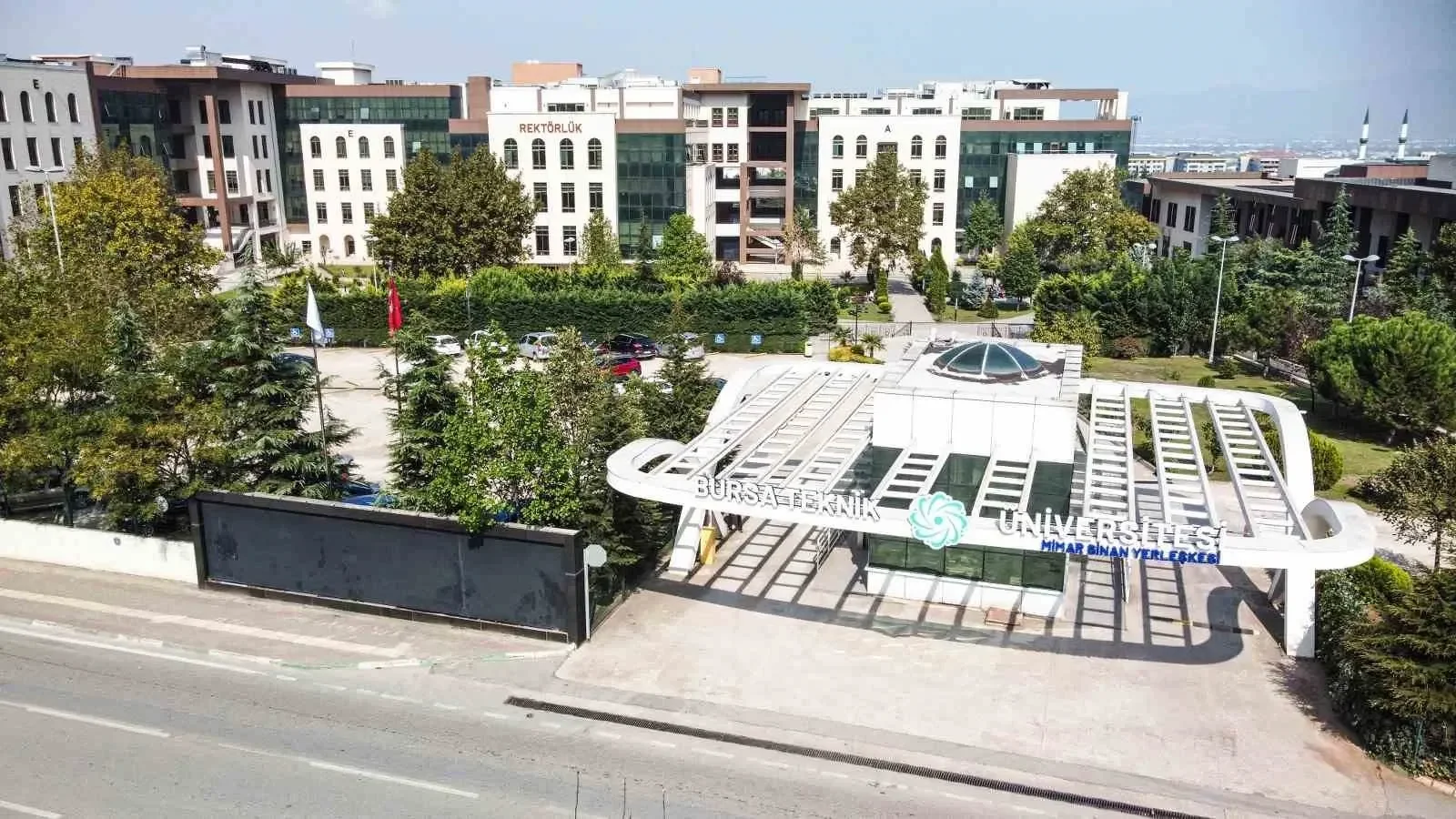 Bursa Teknik Üniversitesi’nden YKS'de büyük başarı: 1 bölümde Türkiye 1'incisi!