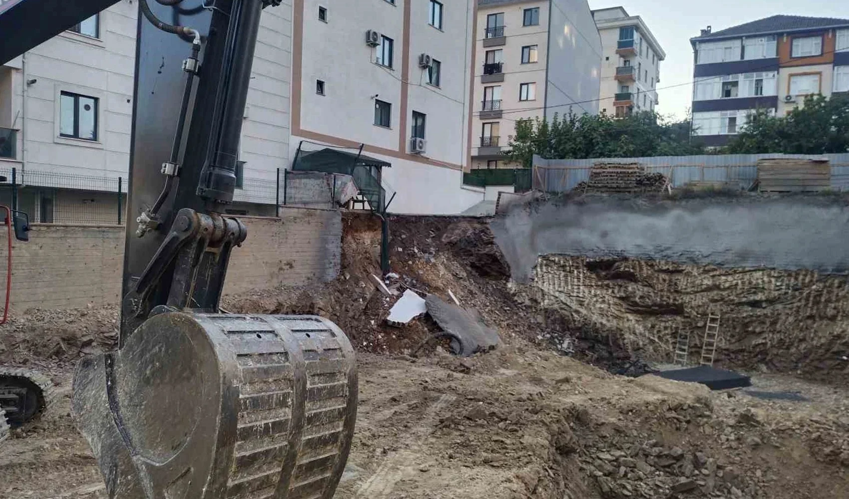 Çekmeköy'de istinat duvarı çöktü! 32 kişi tahliye edildi
