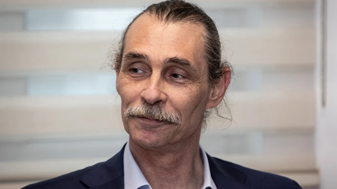 erdal-besikcioglu-kimdir-evli-mi-aslen-nereli.webp