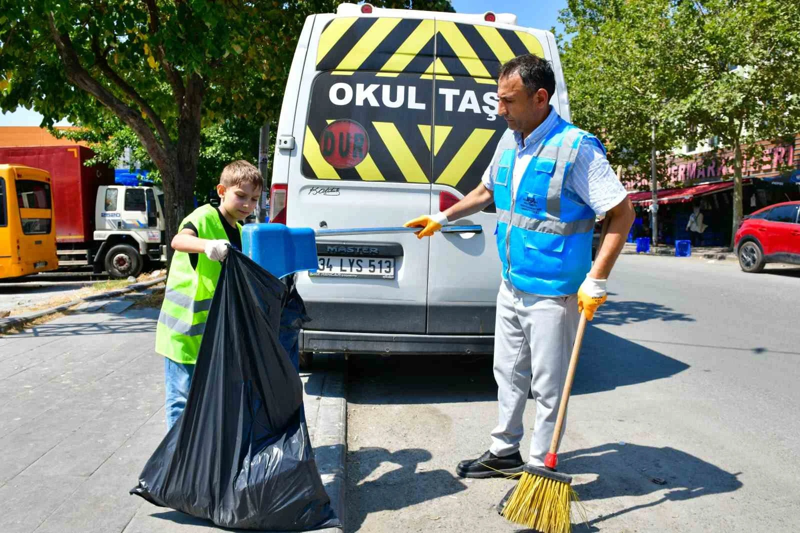 Esenyurt'ta çocuklardan çevre temizliği! Minik eller harekete geçti