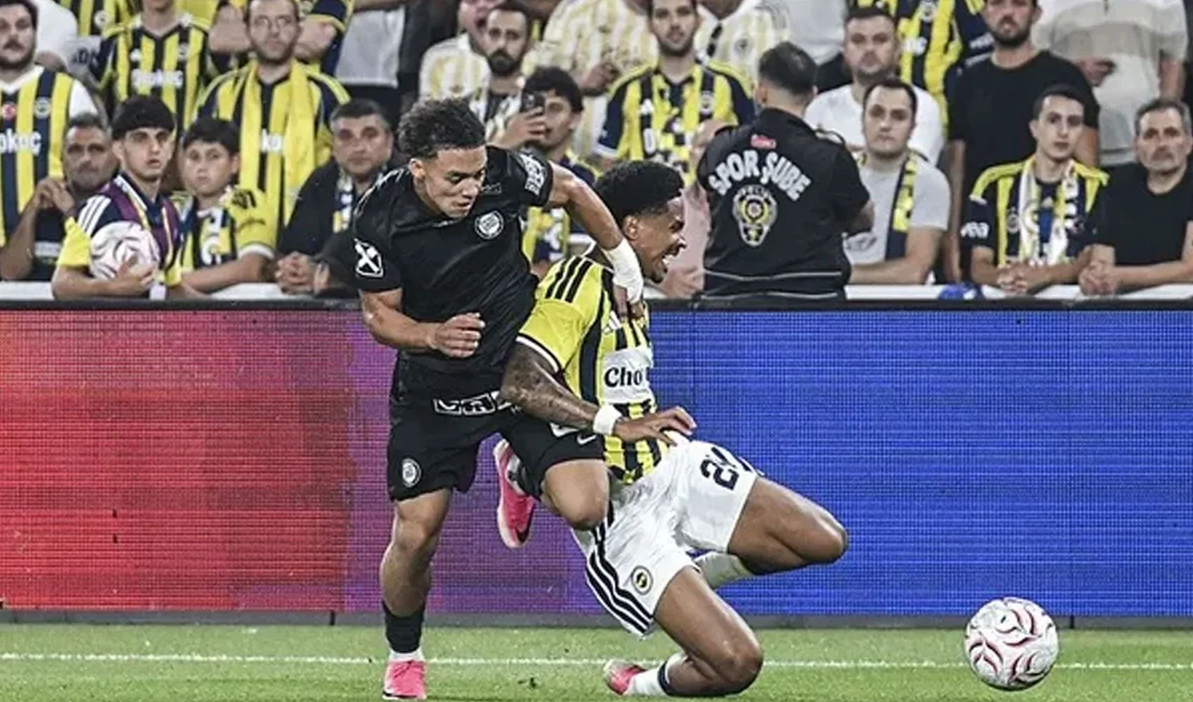 F.Bahçe'de şok! Oosterwolde'de kısmi yırtık tespit edildi