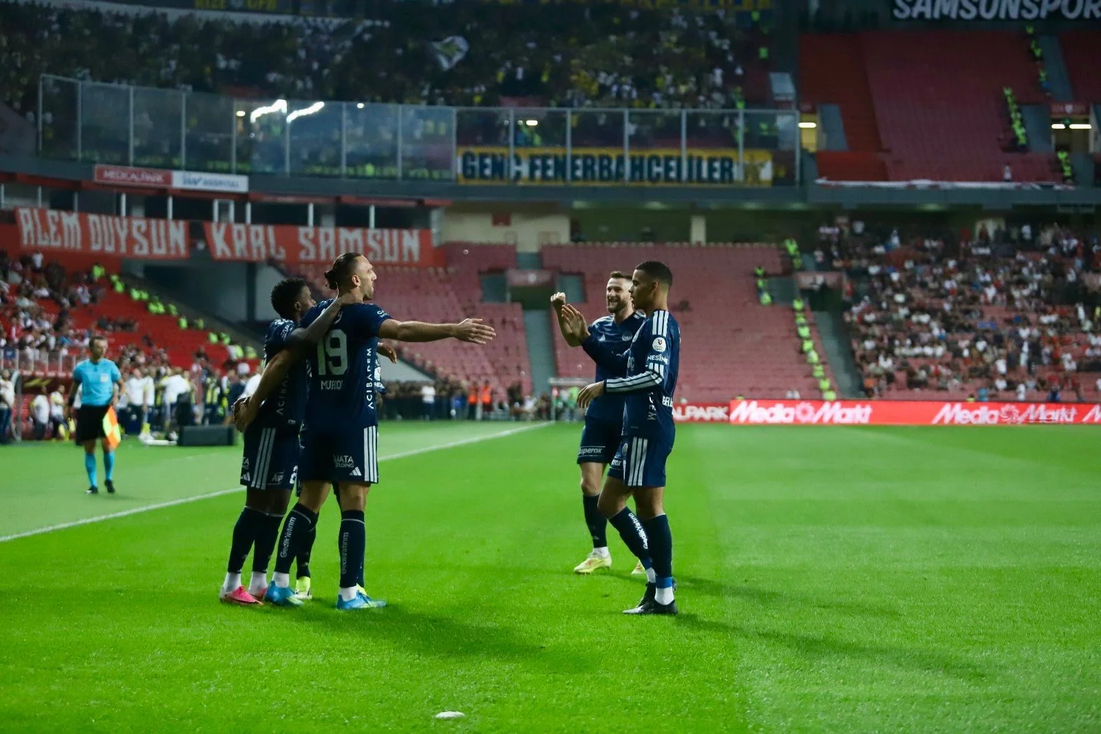 Fenerbahçe galibiyeti 1'inci ve 2'inci yarıda erken bulduğu gollerle aldı