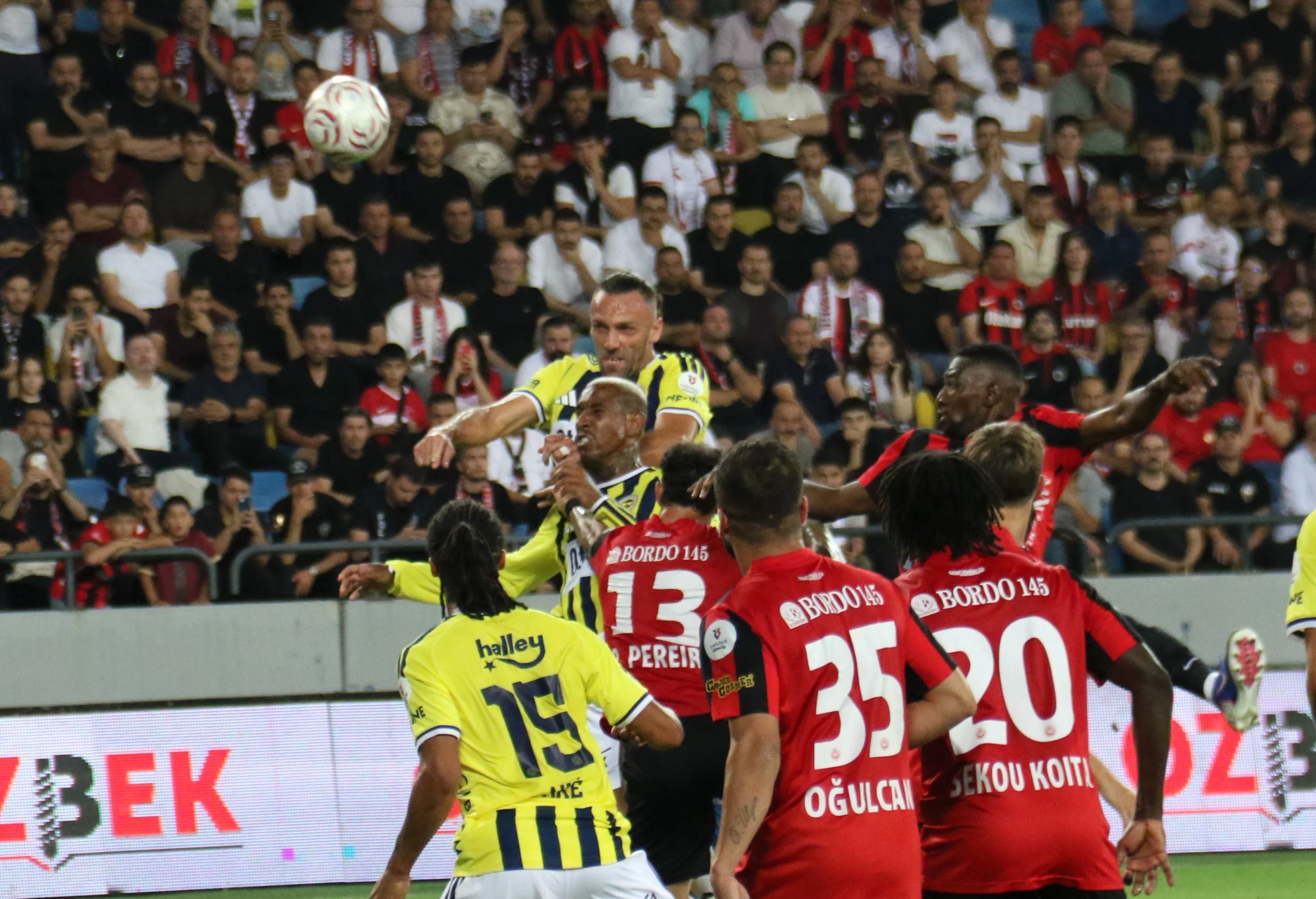 Fenerbahçe'ye şampiyonluk yolunda ilk çelme: 2-1 mağlup oldu