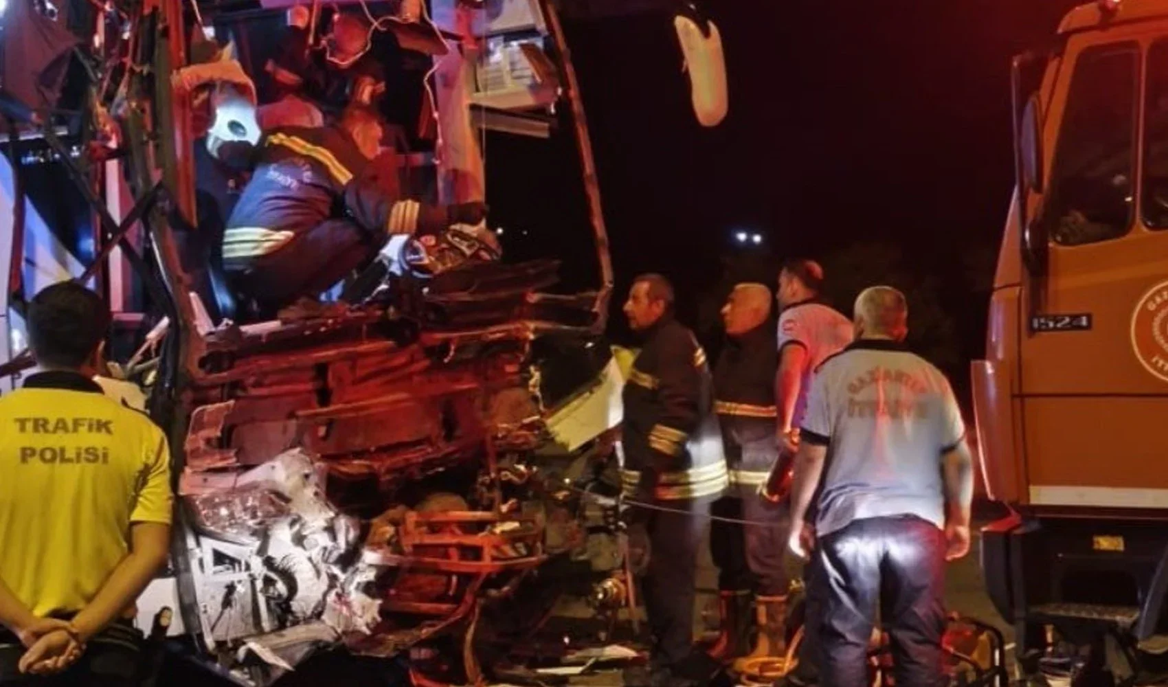 Gaziantep'te yolcu otobüsü tırla çarpıştı! 2 kişi öldü, 22 yaralı var
