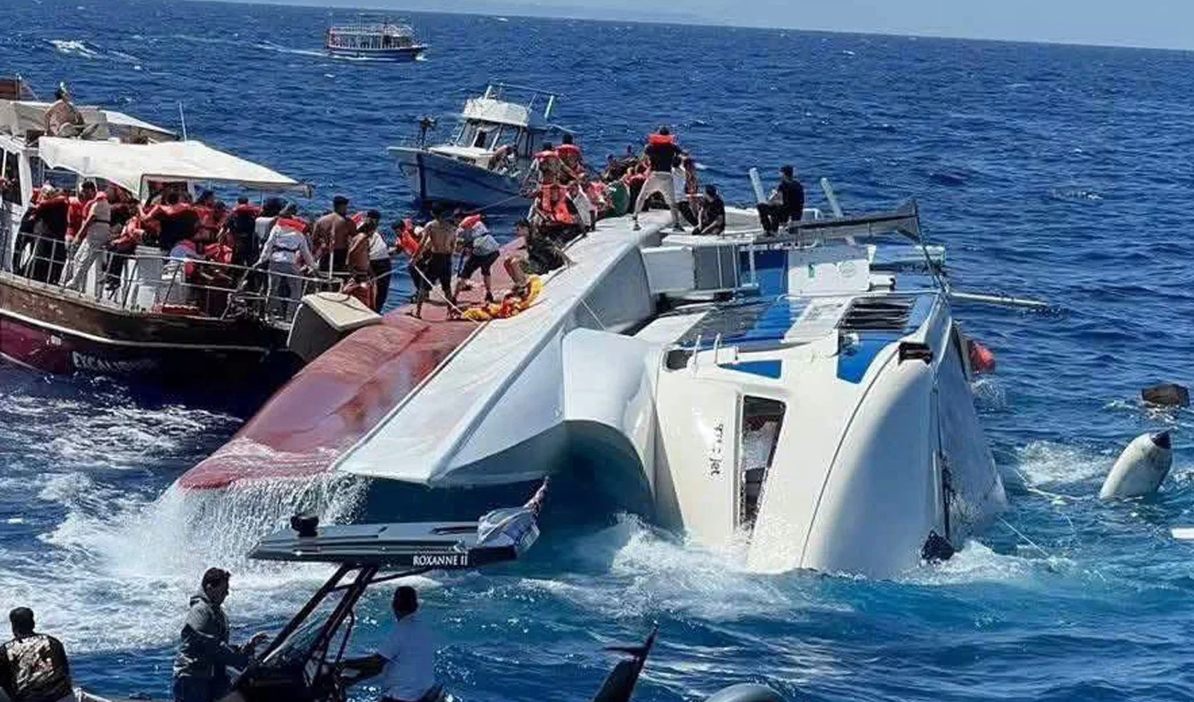 Girne'de feribot faciası! 18 kayıp için arama ikinci günde sürüyor