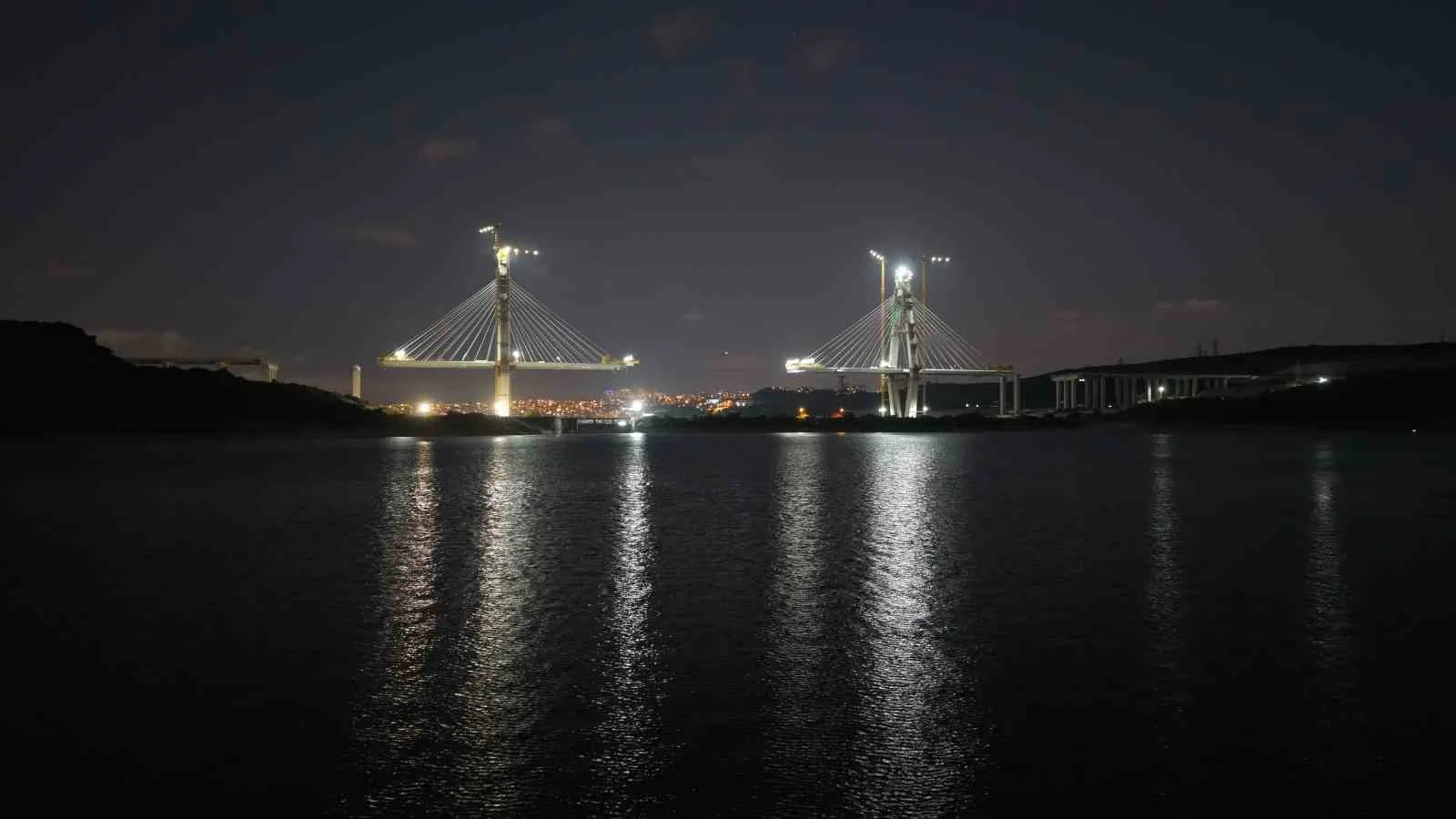 Kanal İstanbul'un ilk köprüsü gece de durmadan inşa ediliyor!
